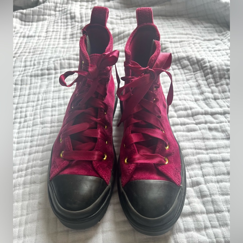 Converse CTAS Lugged Lift Platform Velvet Big Kids High Top Shoe 4.5